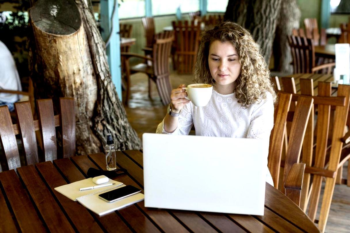 Finansal analiz araçlarını kullanan kursiyer uygulamalı çalışma ortamı