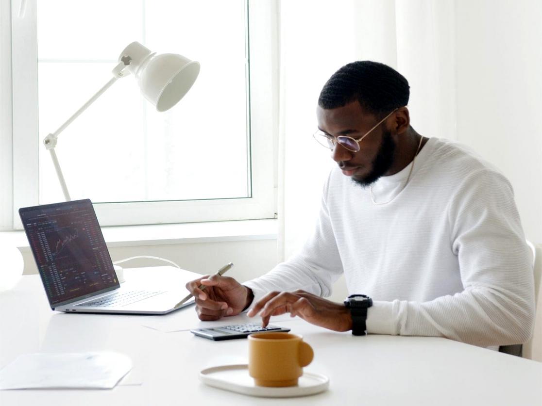 Finansal analiz çalışması yapan profesyoneller